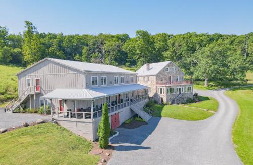 North Glade Hills House | Historic Farm Near Lake 10 Acres Newly Renovated