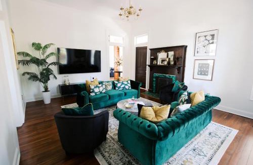 The Nations House | Historic Home For Groups! 8 min to DT! Sleeps 12