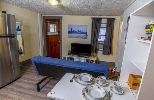 Bloomfield Apartment | Historic Studio - Nestled in Little Italy