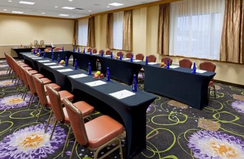 Clark Hotel | Holiday Inn Clark - Newark by IHG