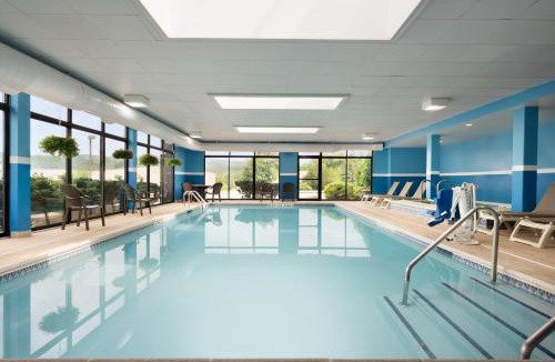 North Brunswick Hotel | Holiday Inn Express & Suites - North Brunswick by IHG