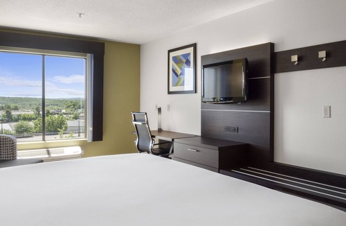 Newton Hotel | Holiday Inn Express and Suites Newton by IHG