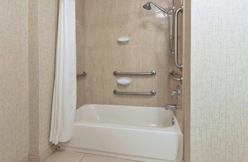 Warminster Hotel | Holiday Inn Express Hotel & Suites Warminster-Horsham by IHG