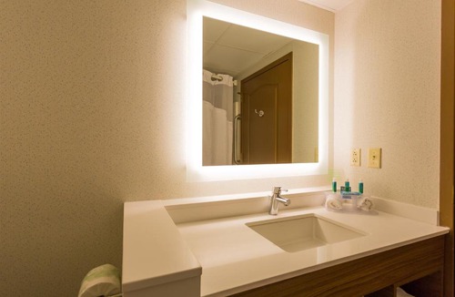 Reading Hotel | Holiday Inn Express Hotel & Suites Reading by IHG