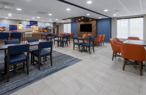 Monaca Hotel | Holiday Inn Express Hotel & Suites Center Township by IHG
