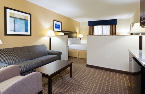 East Texas Hotel | Holiday Inn Express & Suites Allentown West by IHG