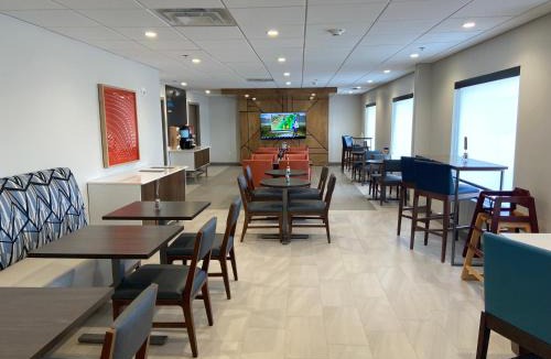 Elyria Hotel | Holiday Inn Express & Suites Elyria by IHG