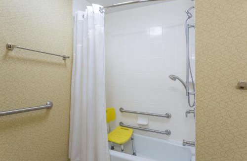 East Brunswick Hotel | Holiday Inn Express Tower Center New Brunswick by IHG