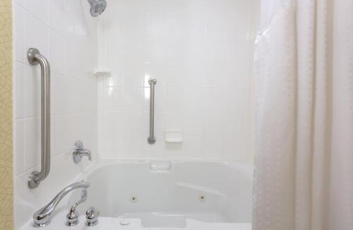 East Brunswick Hotel | Holiday Inn Express Tower Center New Brunswick by IHG