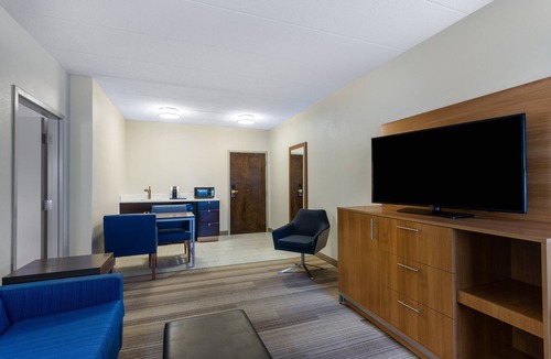 King of Prussia Hotel | Holiday Inn Express Hotel & Suites Philadelphia – King of Prussia by IHG