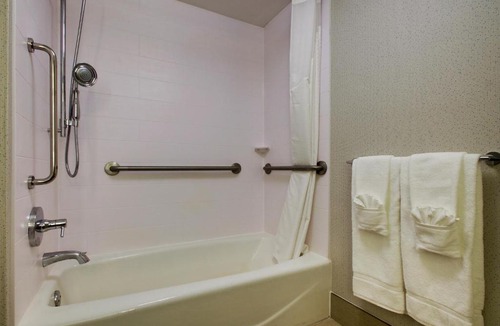 Echelon Hotel | Holiday Inn Express Voorhees/Mt. Laurel by IHG
