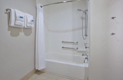 Parkersburg Hotel | Holiday Inn Express & Suites - Parkersburg East by IHG