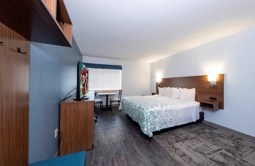 New Castle Hotel | HomeTowne Studios by Red Roof Wilmington - New Castle