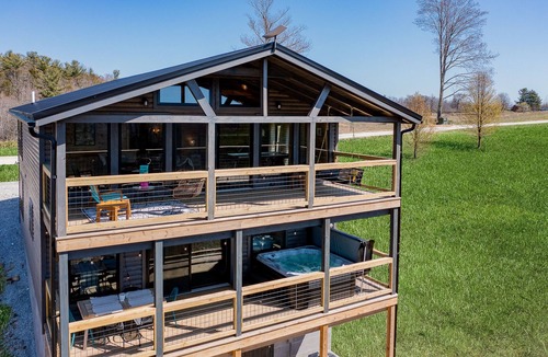 Rogers Cabin | Honey Bee Hideaway Luxury Cabin—Hot Tub & WiFi