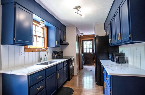 New Market Cabin | Honeysuckle Hideaway Cabin with hot tub and king bed! Family friendly.