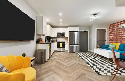 East Allegheny Condo | ★ HostWise Stays ★ King Bed! Free Street Parking! Walkable Location