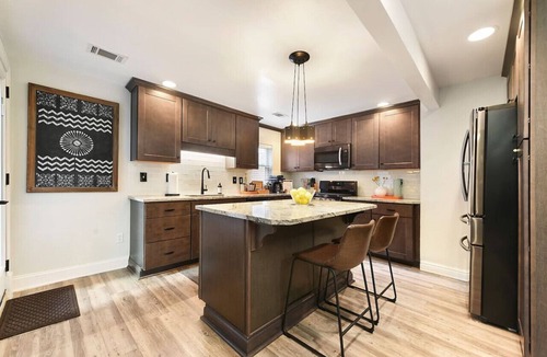 East Allegheny House | ★ HostWise Stays ★ Retro-vibes home, just minutes from stadiums!