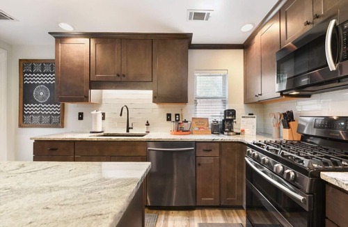 East Allegheny House | ★ HostWise Stays ★ Retro-vibes home, just minutes from stadiums!