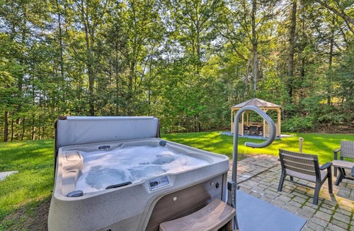 Stroudsburg House | Hot Tub and Yard Stroudsburg Home in Poconos