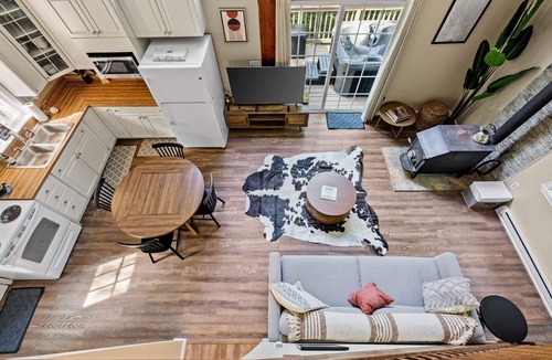 Ridgeway Cabin | Hot Tub Chalet-Fire Pit, Grill, Stream & Big Yard