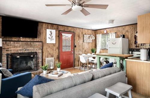 Bergton Cabin | Hot Tub, Deck, Screened Porch, Fire Pit, & WiFi