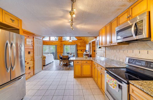 White Haven Cabin | Hot Tub & Fire Pit: Lakefront Cabin in White Haven