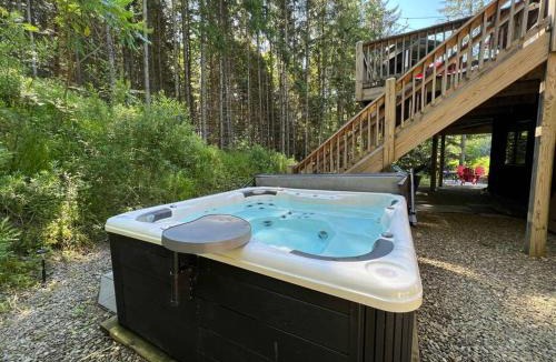 Little Valley Ski Chalet | Hot Tub & Fire Pit~The Pines Chalet