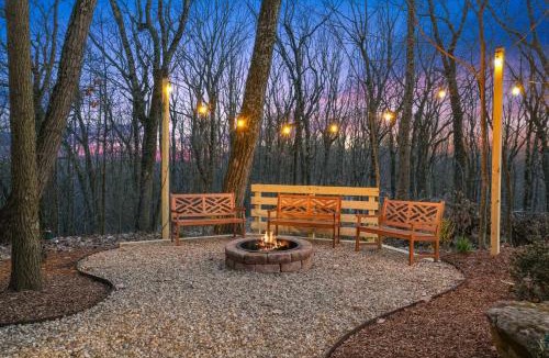 Amanda House | Hot tub, fireplace, fire pit, pool table, grill, EV, pets, HOA lake