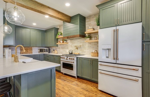 Greentown House | Hot Tub & Lake Access at Poconos Getaway!