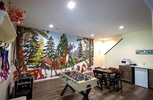 Briar Crest Woods Ski Chalet | ❤️ Hot Tub- Mini Golf & Putting Gr- Game Rm- Dog Friendly