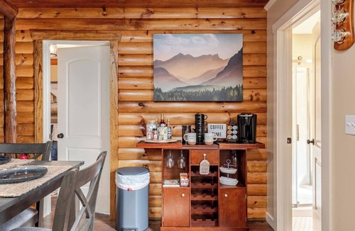 White Mills Cabin | HOT TUB, outdoor movie theater, coffee bar,Fire pit, BBQ, pavilion & LAKE VIEWS!