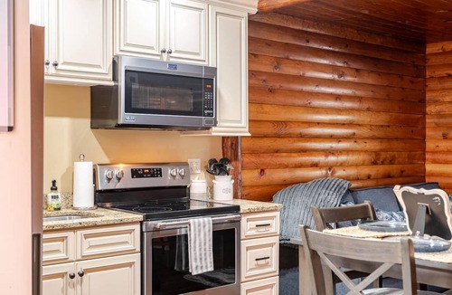 White Mills Cabin | HOT TUB, outdoor movie theater, coffee bar,Fire pit, BBQ, pavilion & LAKE VIEWS!