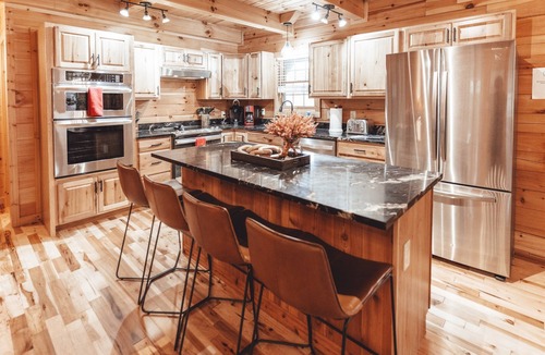 Carbon Hill Cabin | Hot Tub, Pool Table, & so much more! Sleeps 16