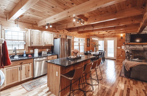 Carbon Hill Cabin | Hot Tub, Pool Table, & so much more! Sleeps 16