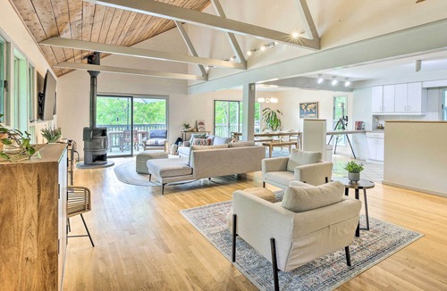 Clinton Corners House | Hudson Valley Home w/ Lake Views & Kayaks