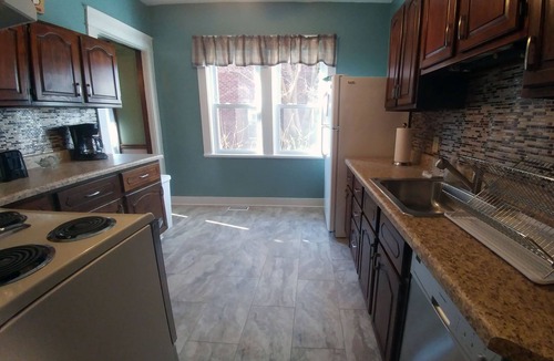 Erie Apartment | Huge Apartment in Beautiful Brick House ★ Near All