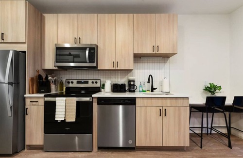 East Liberty Apartment | HULU+GYM with Parking Near UPMC|Pitt Uni|Shopping