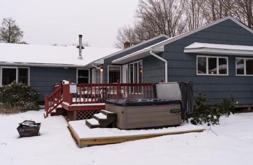 Poughkeepsie House | HV Spacious Retreat sleeps 13 with pool and hot tub