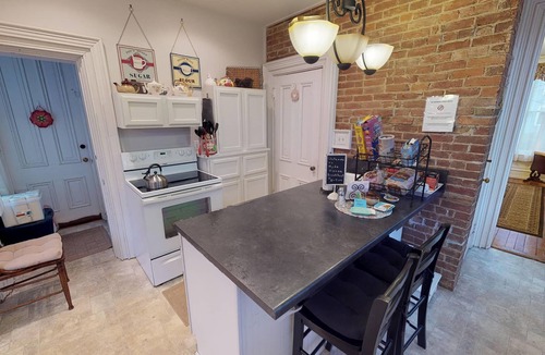 Nelsonville Bed & Breakfast | Hyde House Lilac Suite near Hocking Hills, Ohio University, Athens & Logan