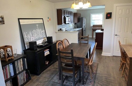 Gray House | Ideal spot for fall adventures - 10 min. from Ligonier. Pets welcome.