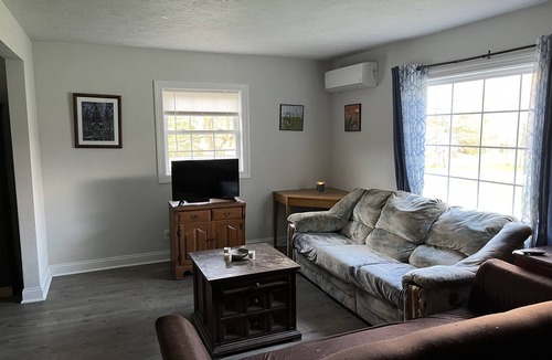 Gray House | Ideal spot for fall adventures - 10 min. from Ligonier. Pets welcome.