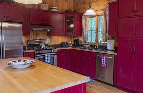 Huntingdon Cabin | If you are ready to travel and relax look no further, sports court on site!