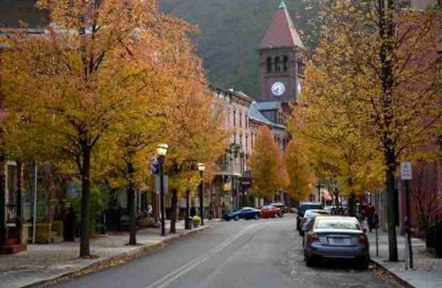 Ashfield Apartment | In The Heart Of Jim Thorpe (with your own parking)