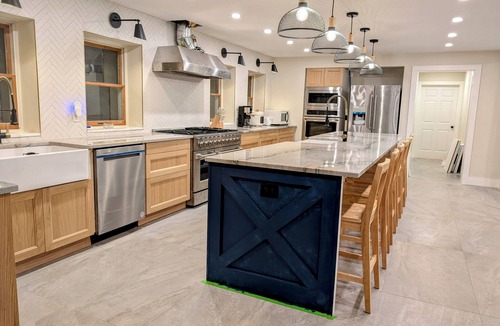 Yulan House | Indoor Pool, 11 yrs hosting, 7 bdrm, Hot Tub, Designer Home, Stunning Kitchen