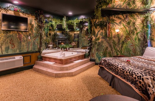 Trevose Hotel | Inn of the Dove Romantic Suites with Jetted Tub & Fireplace