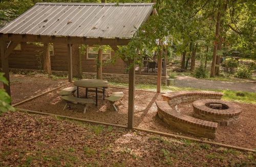 Lookout Valley Neighborhood Association House | Jake Cabin Luxury Hot Tub Cabin Near Downtown