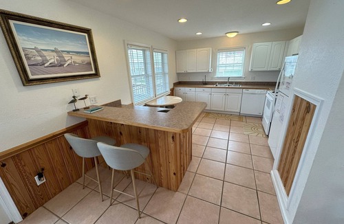 Colington House | KD108- Near the Beach- 4 BRs, Just a Short Stroll to the Beach, Dog Friendly!