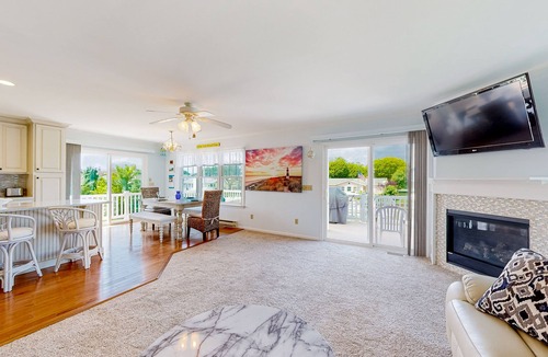 Keen-Wik On the Bay House | Keenwik on the Bay waterfront home with AC, gas fireplace, firepit, & dock