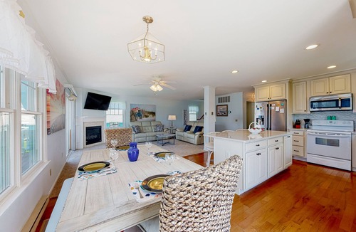 Keen-Wik On the Bay House | Keenwik on the Bay waterfront home with AC, gas fireplace, firepit, & dock