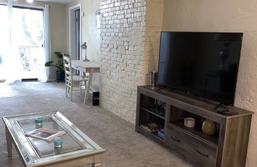 Swissvale Apartment | King Bed + Balcony in Swissvale- Neicy’s Nest-B